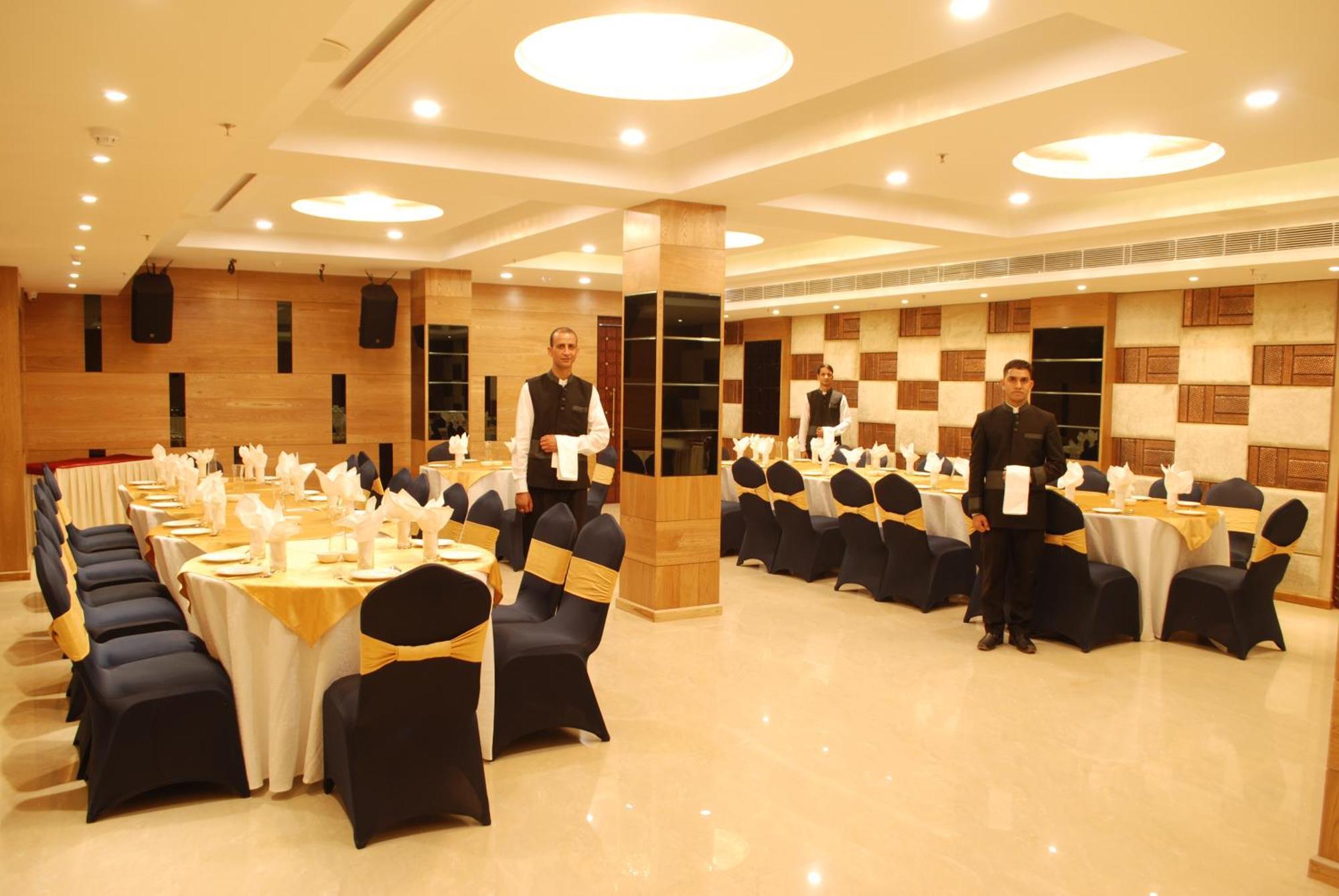 Glades Hotel Mohali Экстерьер фото