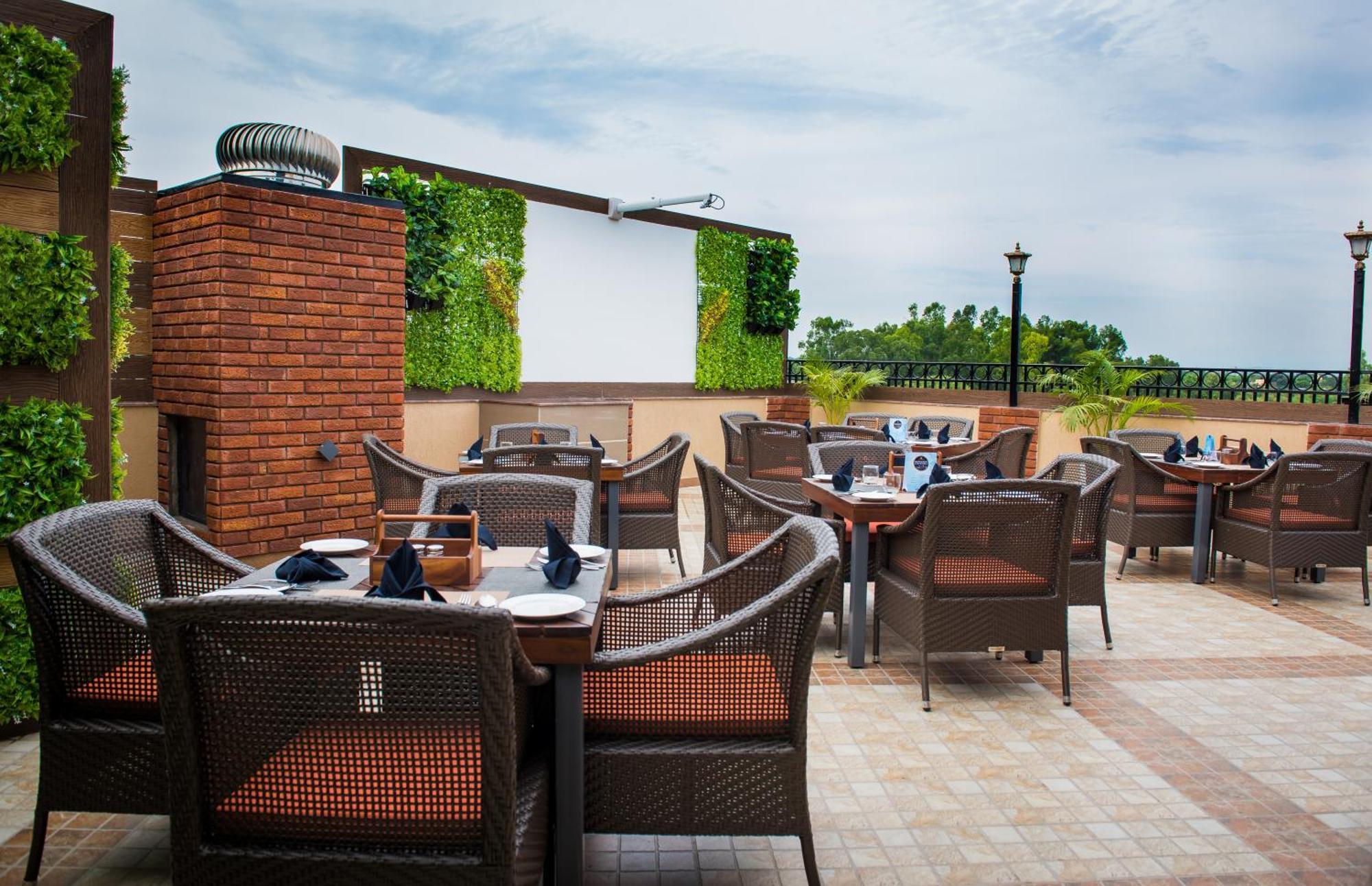 Glades Hotel Mohali Экстерьер фото