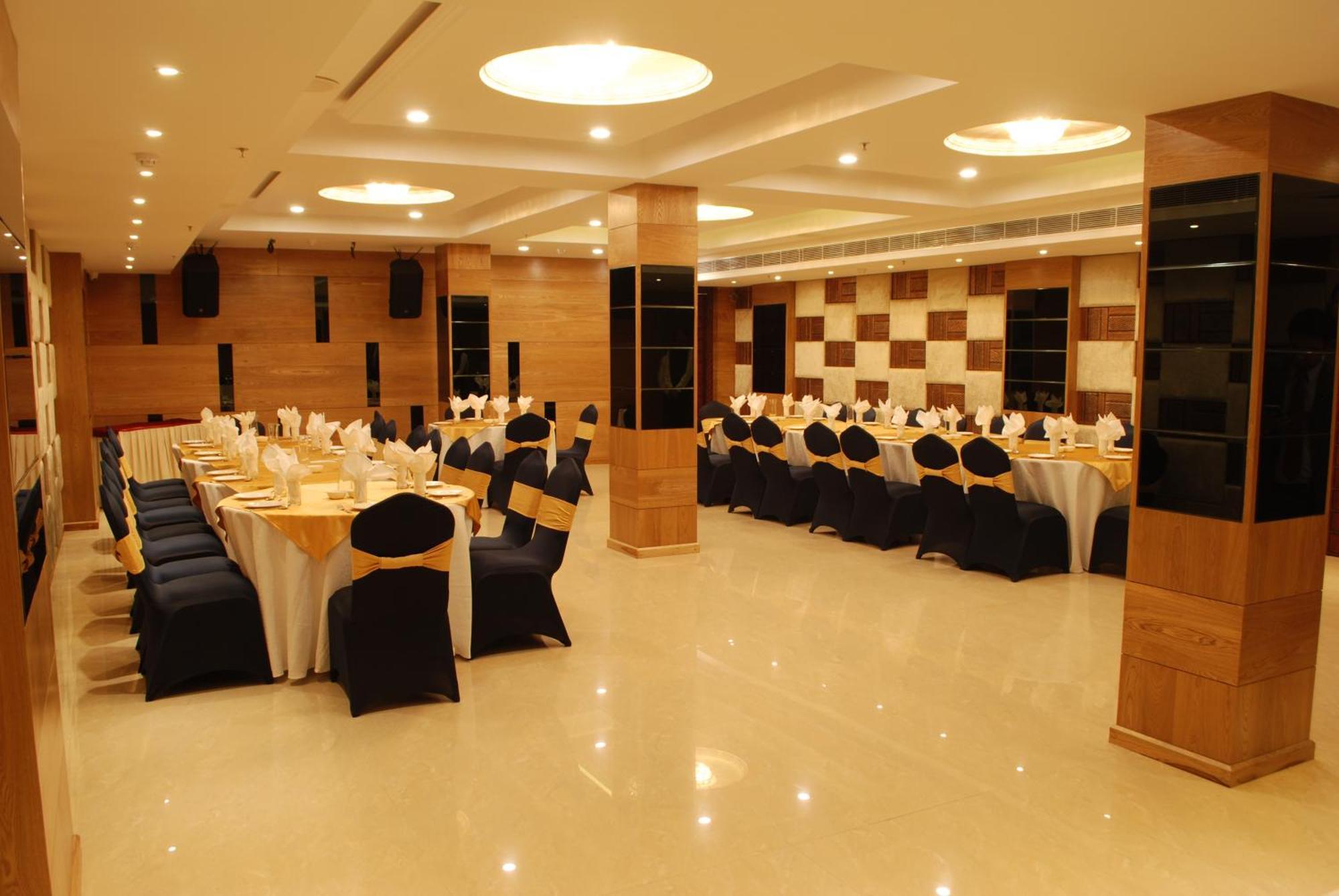 Glades Hotel Mohali Экстерьер фото