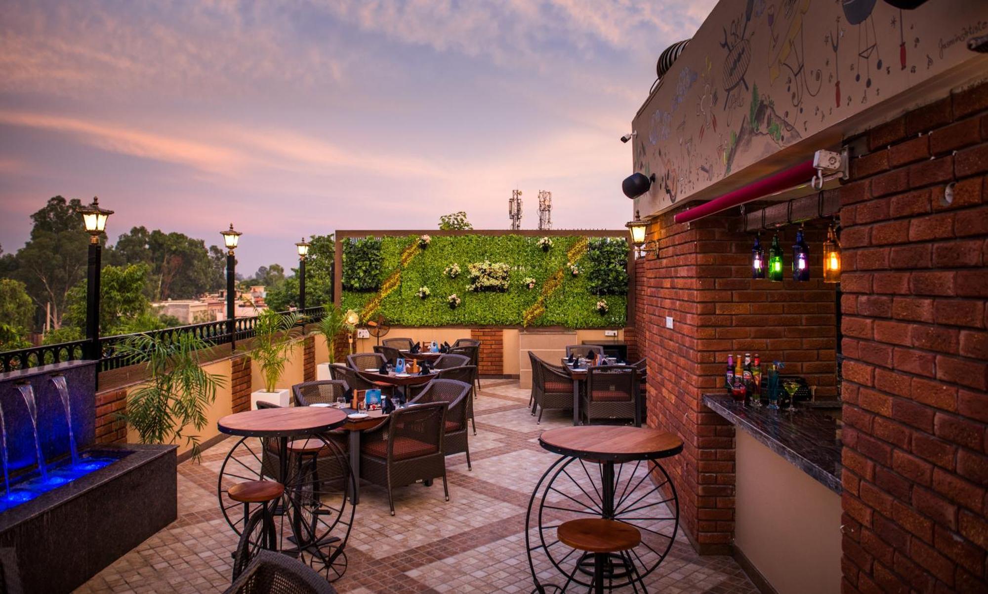 Glades Hotel Mohali Экстерьер фото