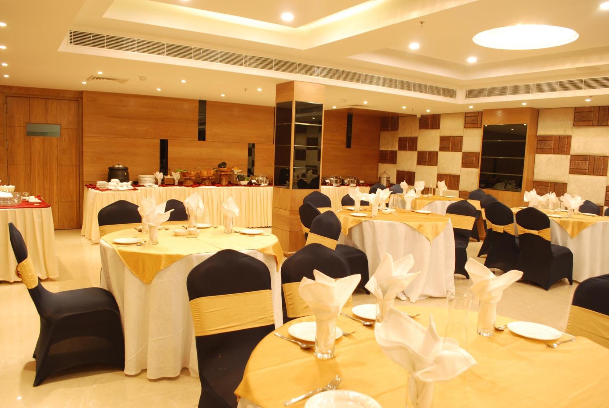 Glades Hotel Mohali Экстерьер фото