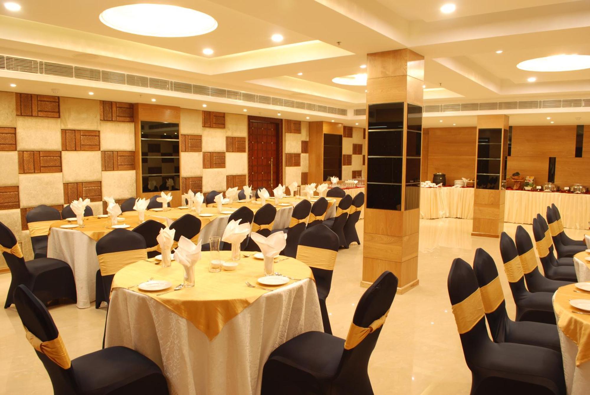 Glades Hotel Mohali Экстерьер фото