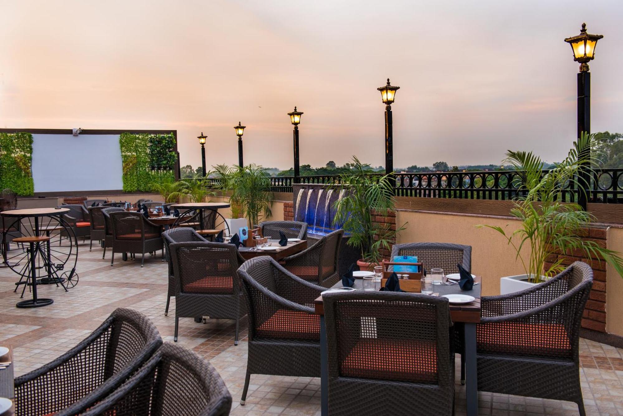 Glades Hotel Mohali Экстерьер фото