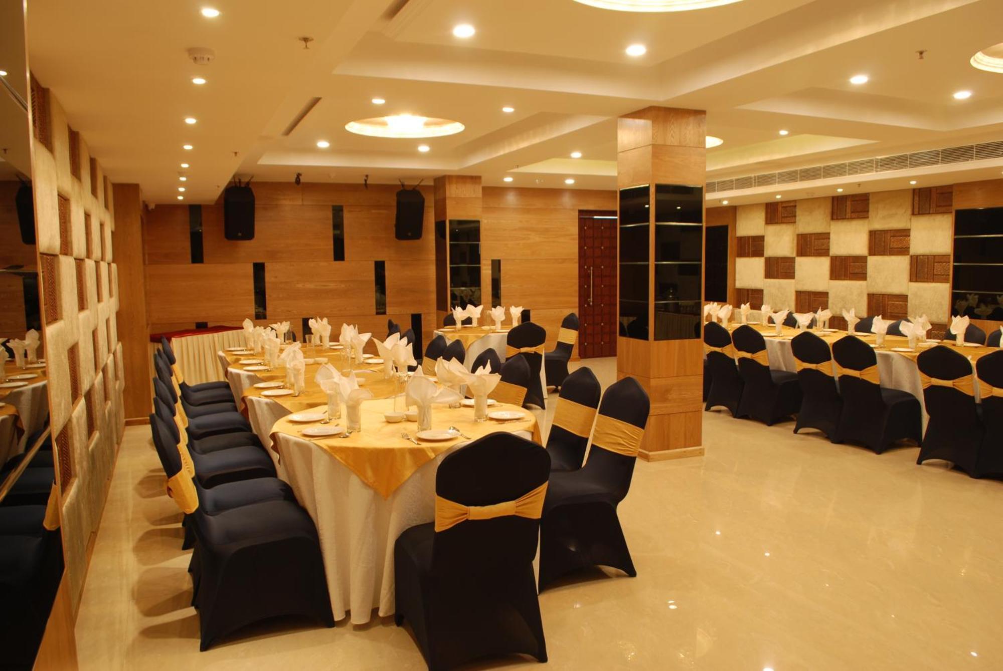 Glades Hotel Mohali Экстерьер фото