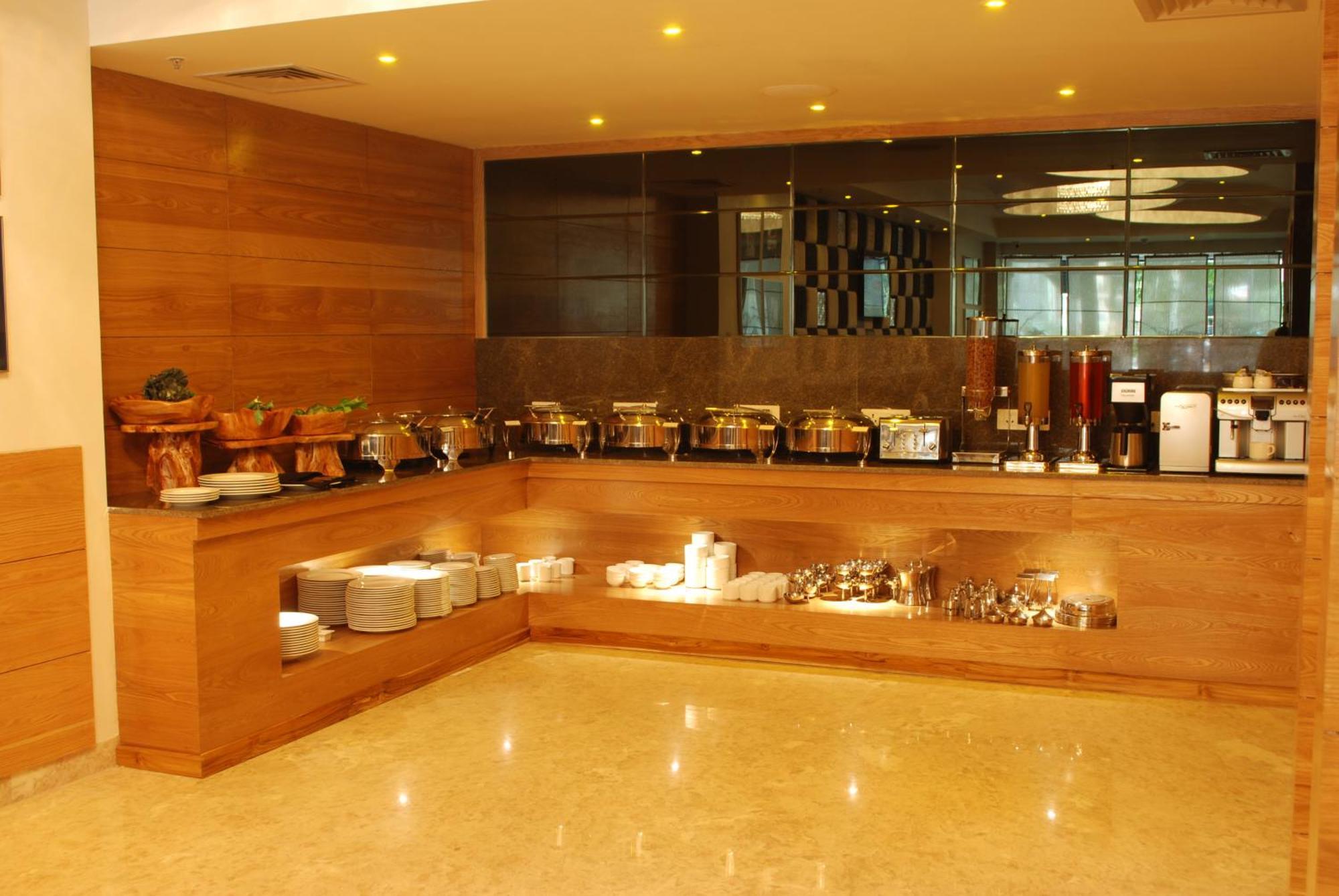 Glades Hotel Mohali Экстерьер фото