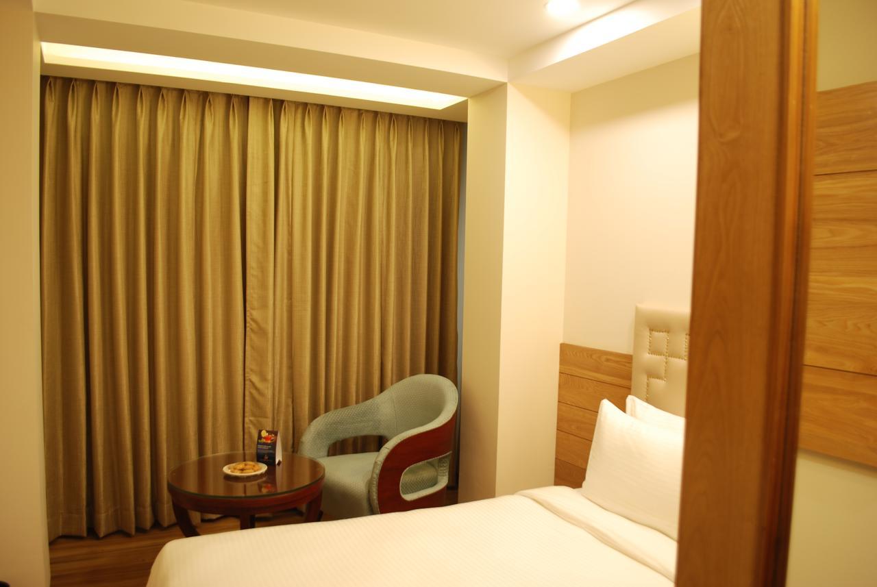 Glades Hotel Mohali Экстерьер фото