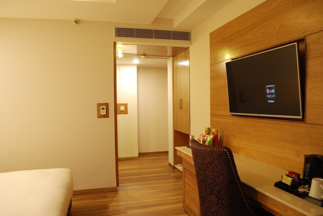 Glades Hotel Mohali Экстерьер фото