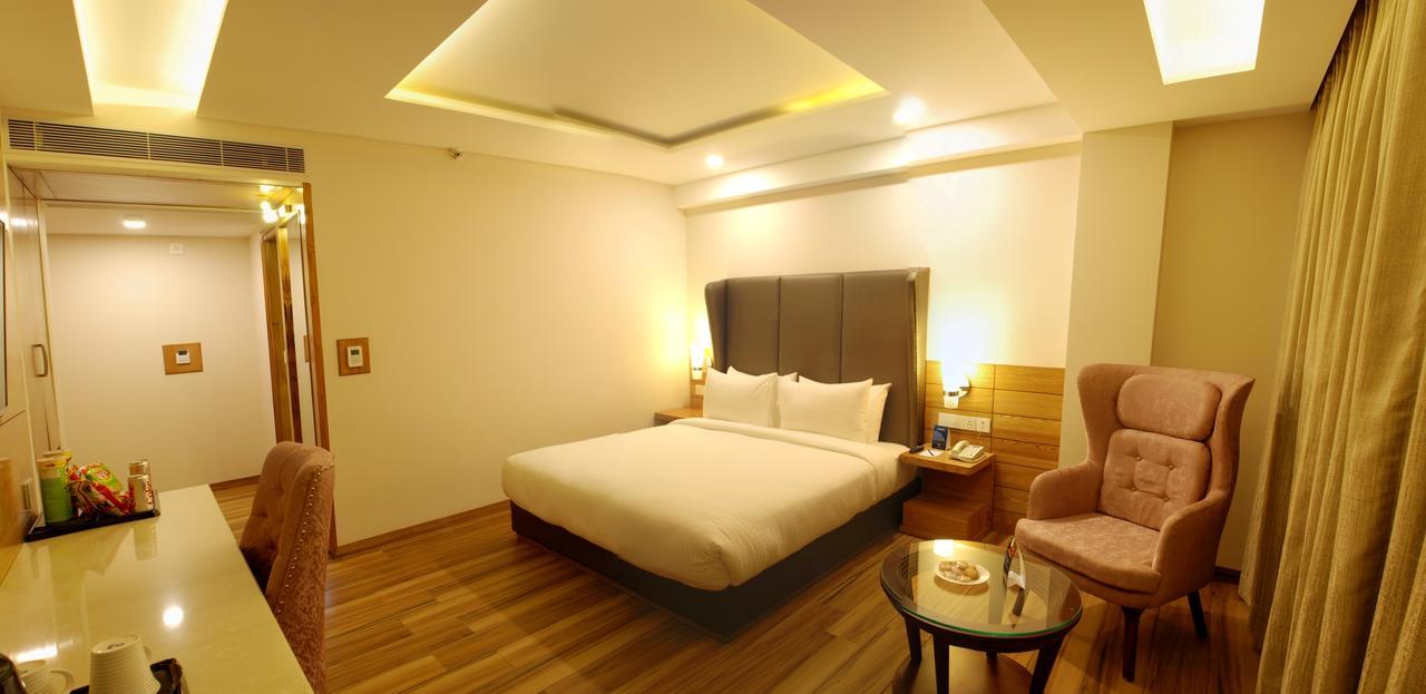 Glades Hotel Mohali Экстерьер фото