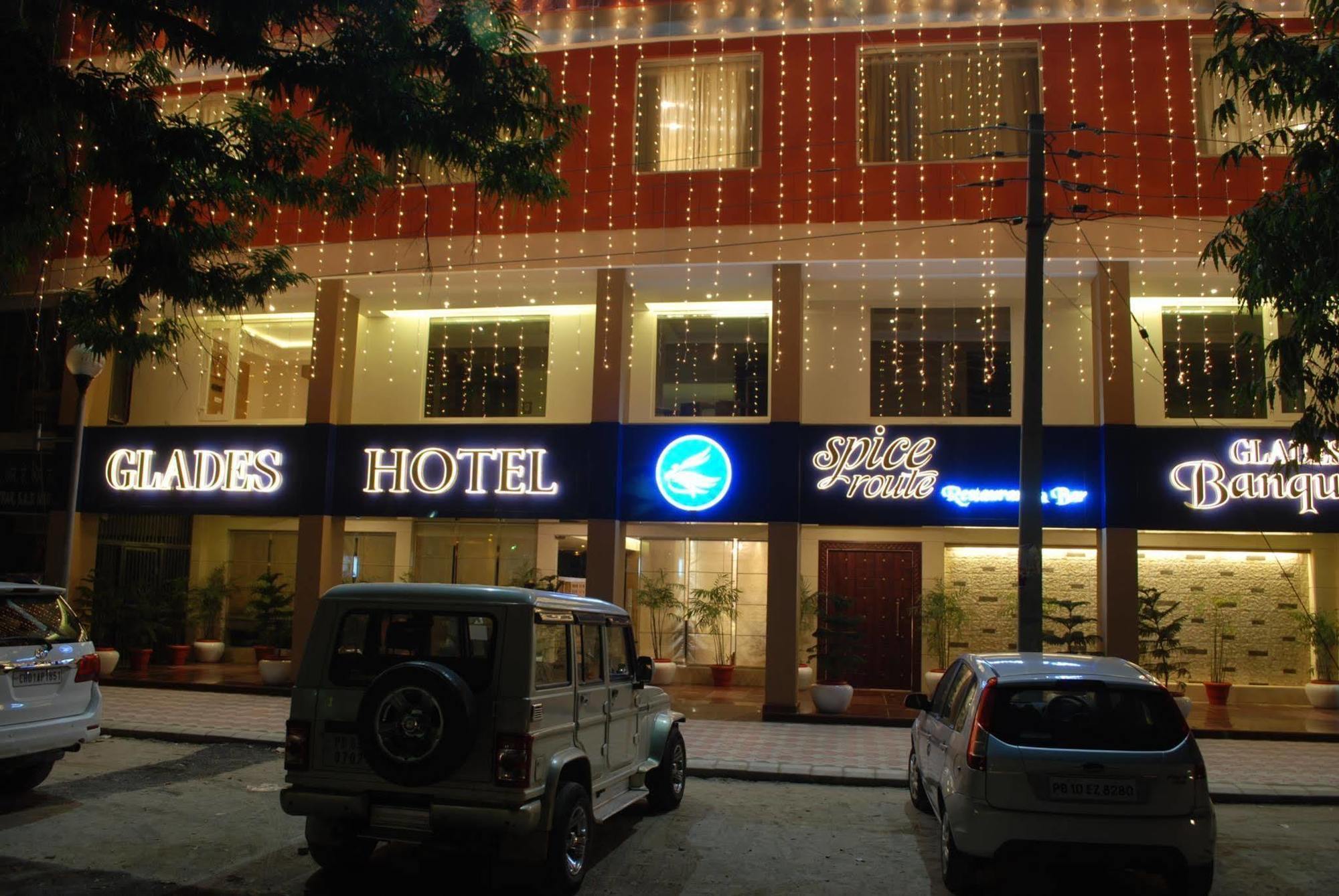 Glades Hotel Mohali Экстерьер фото