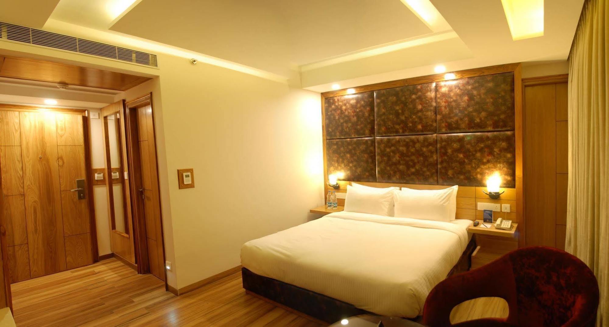 Glades Hotel Mohali Экстерьер фото
